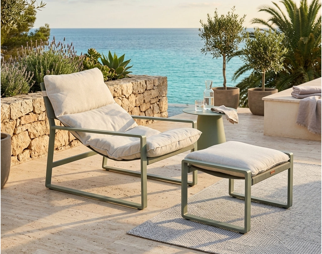 סט ישיבה מעוצב לגינה Santorini המשלב כורסה מרחפת והדום תואם, מבית HomeTown