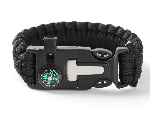 צמיד הישרדות הכולל אבן אש, מיתר, מצפן ומשרוקית. מבית CampX