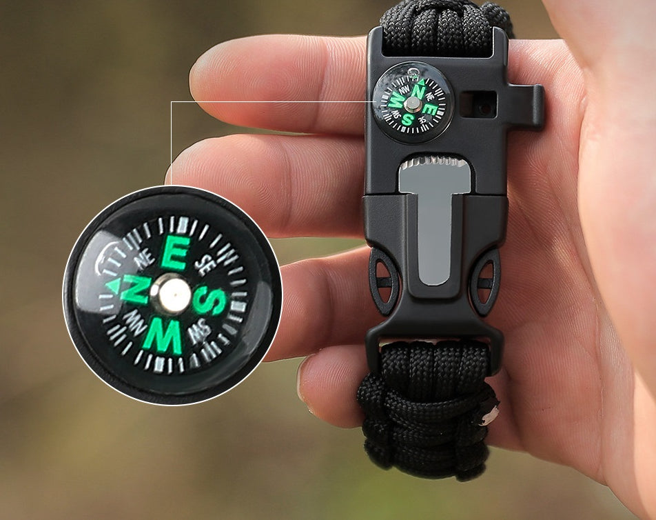 צמיד הישרדות הכולל אבן אש, מיתר, מצפן ומשרוקית. מבית CampX