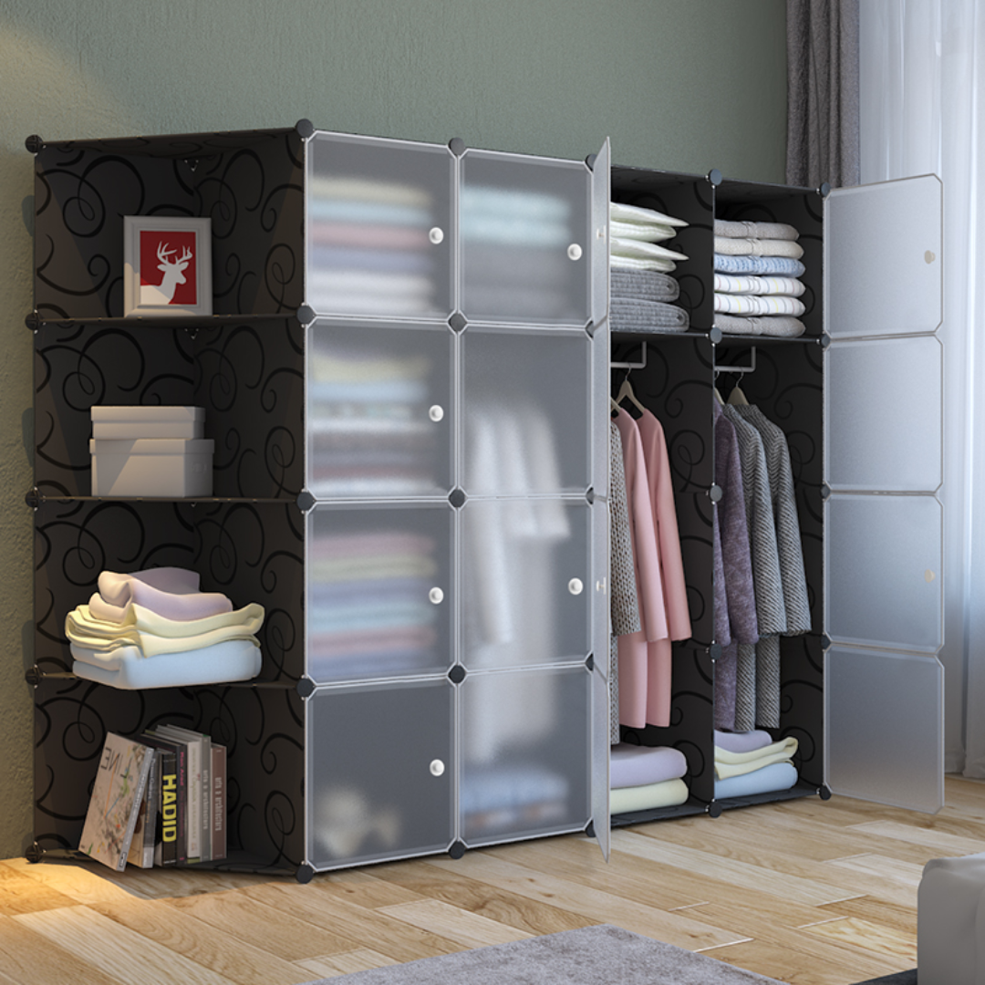 ארון אחסון מודולרי המשלב 3 תאי תלייה. 7 תאי אחסון ו-4 מדפי אחסון פתוחים